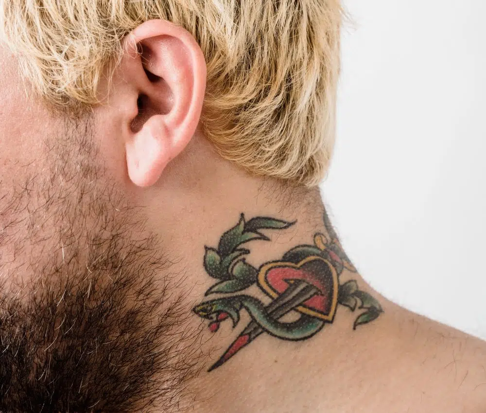 Tatouage cou : des idées pour s’inspirer Tatouage cou : des idées pour s’inspirer