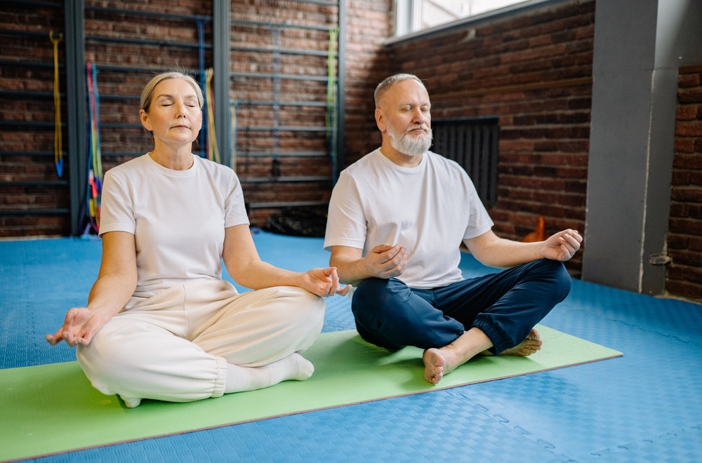 Comment le yoga en couple renforce votre esprit, votre corps et vos relations ?