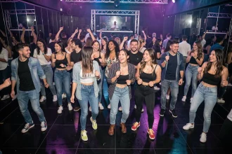 Jeunes étudiants qui dansent dans une discothèque de Perpignan lors d'une soirée animée