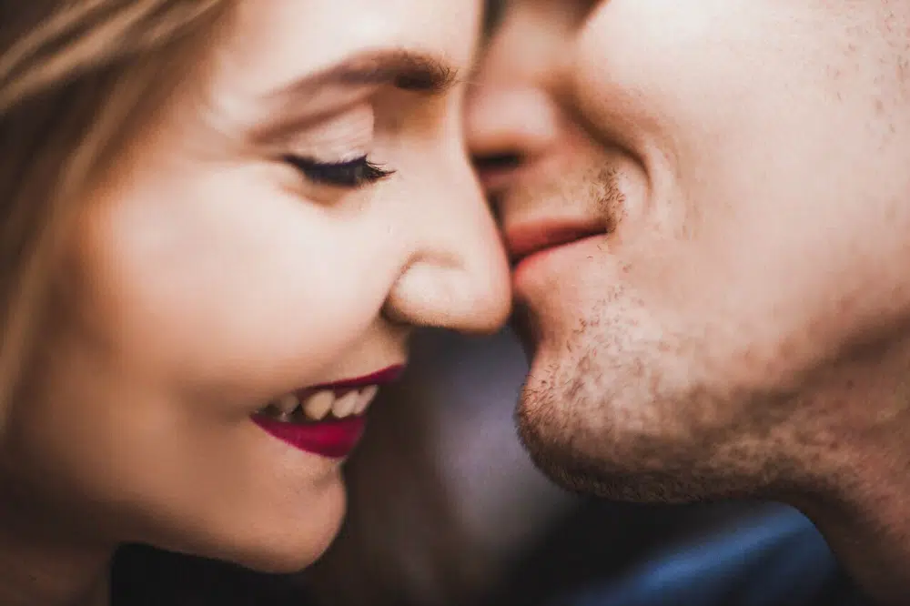 embrasser une fille émotionnellement