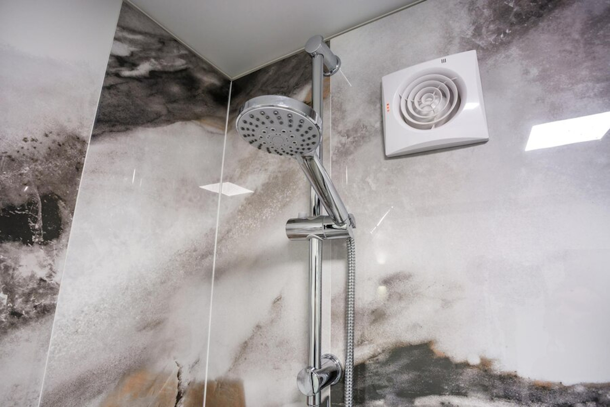 Comment extraire l’air vicié d’une salle de bain avec une ventilation à double flux ?