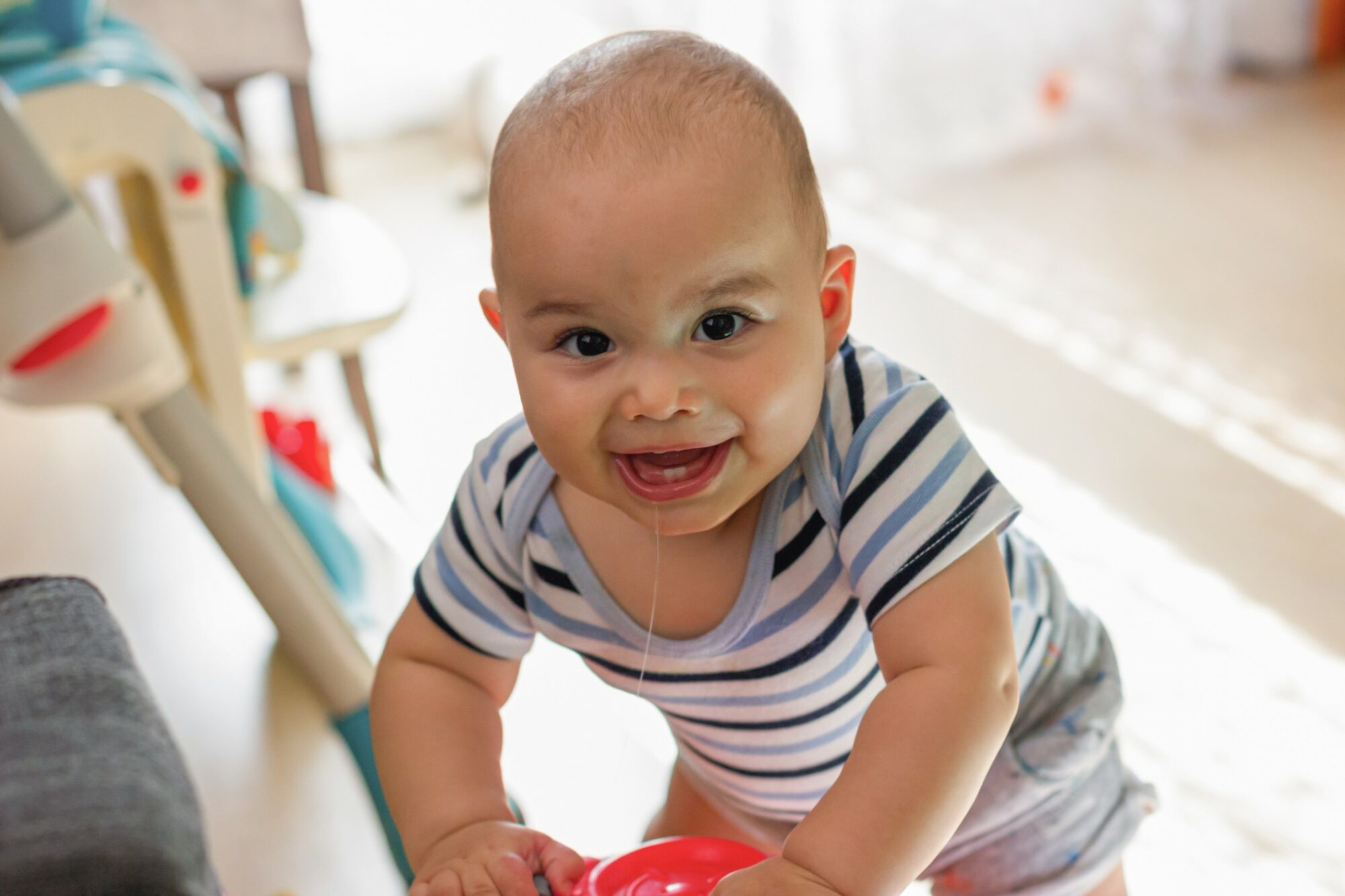 La fièvre des dents du bébé lors de la percée de la gencive