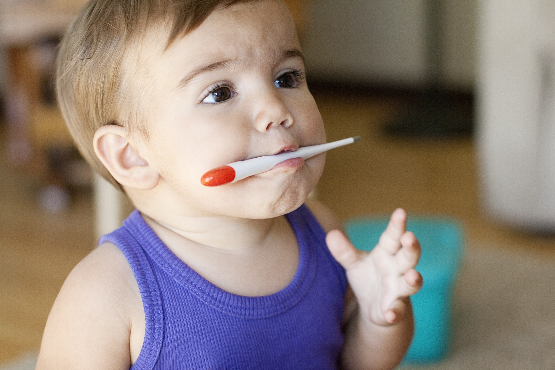 La fièvre des dents du bébé lors de la percée de la gencive