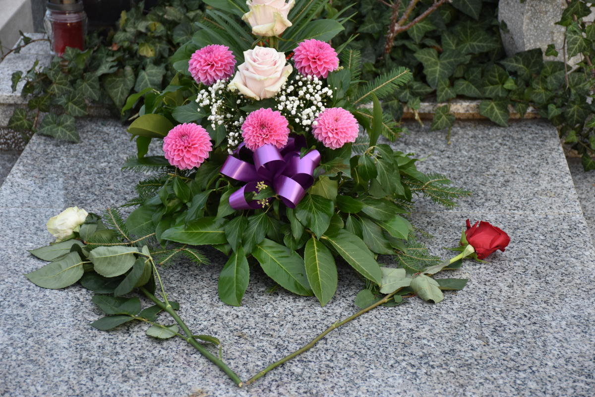 De la couleur sur les tombes d’un cimetière toute l’année avec des plantes saisonnières