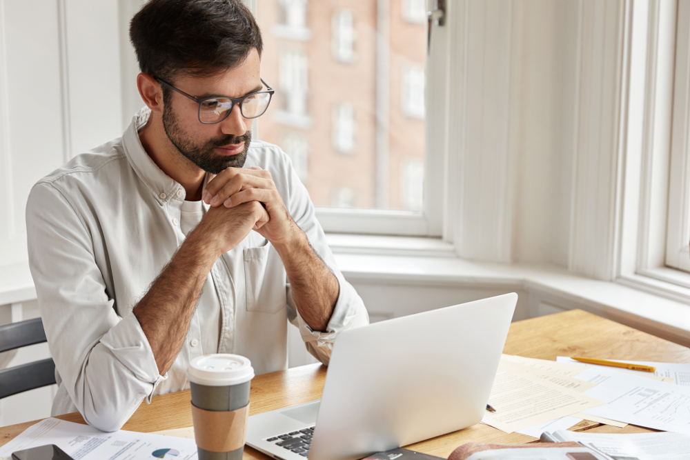 Apprenez à lire vos adversaires : conseils pour améliorer vos compétences en lecture à la table