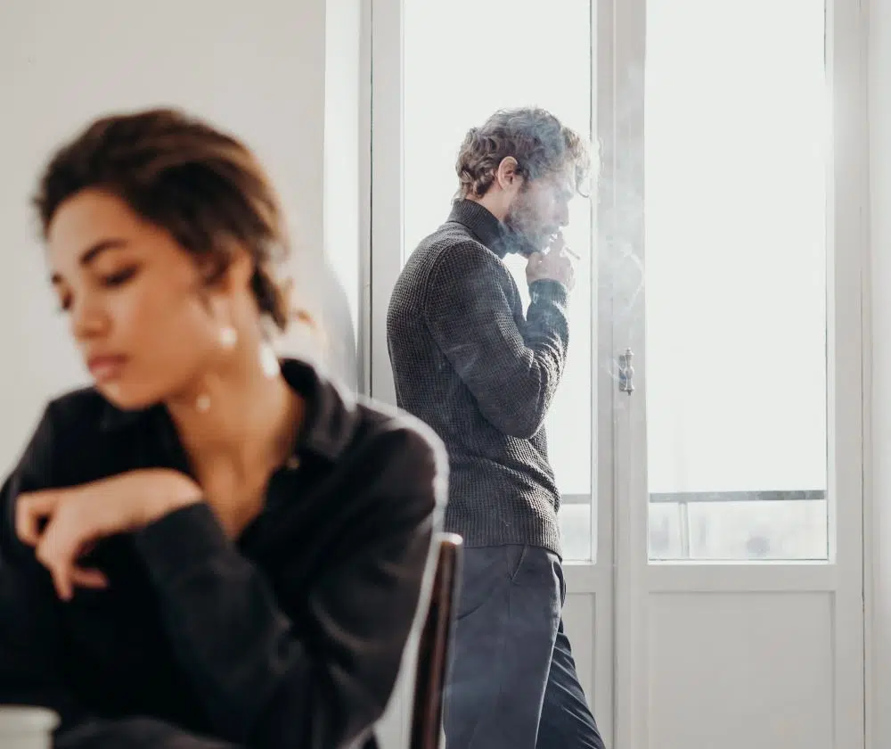 homme embrasse