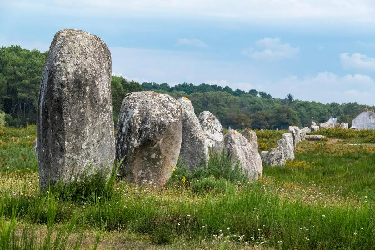 Découverte du menhir de Kermaillard : un secret bien gardé de la Bretagne