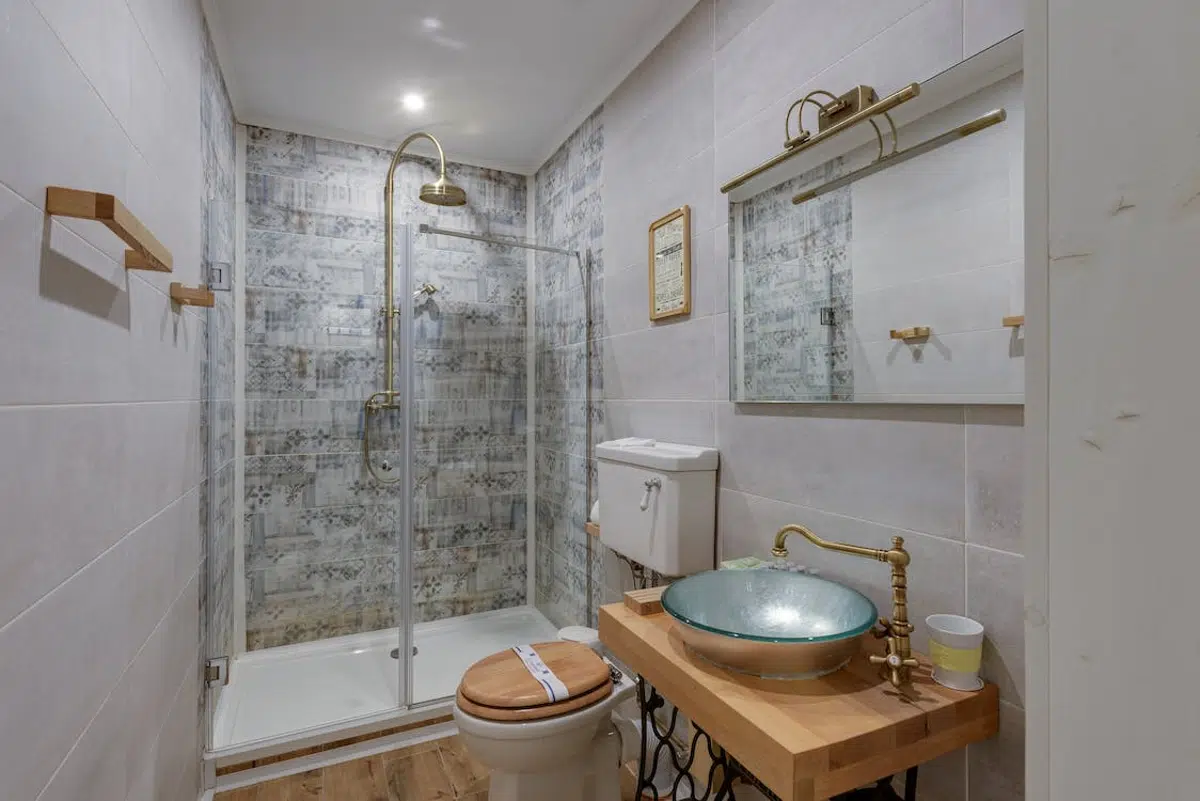 Moisissure de joint de douche : comment limiter sa propagation dans les fissures ? Moisissure de joint de douche : comment limiter sa propagation dans les fissures ?
