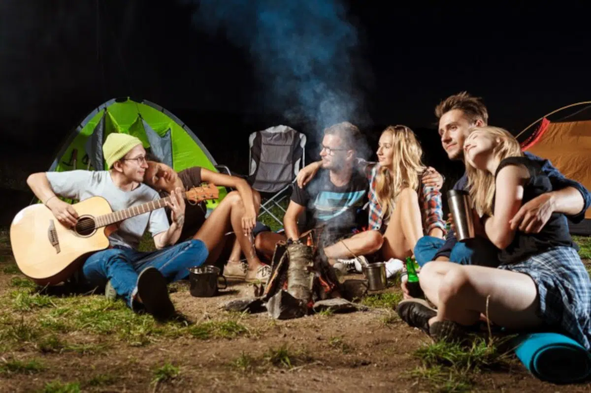 Comment la musique pour camping renforce les liens entre campeurs