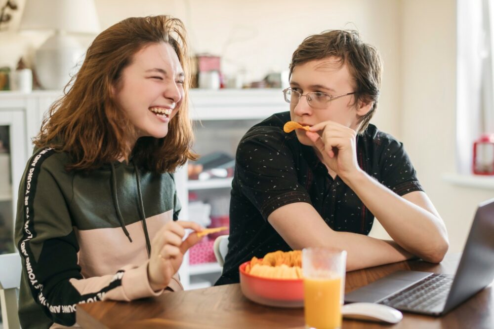 Comment être drôle en présence de filles et les faire t’adorer !