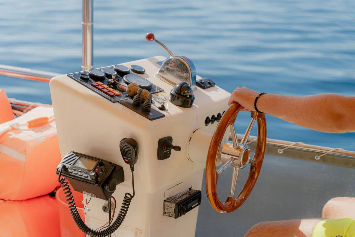 Sécurité en mer : 3 équipements indispensables pour votre bateau Sécurité en mer : 3 équipements indispensables pour votre bateau