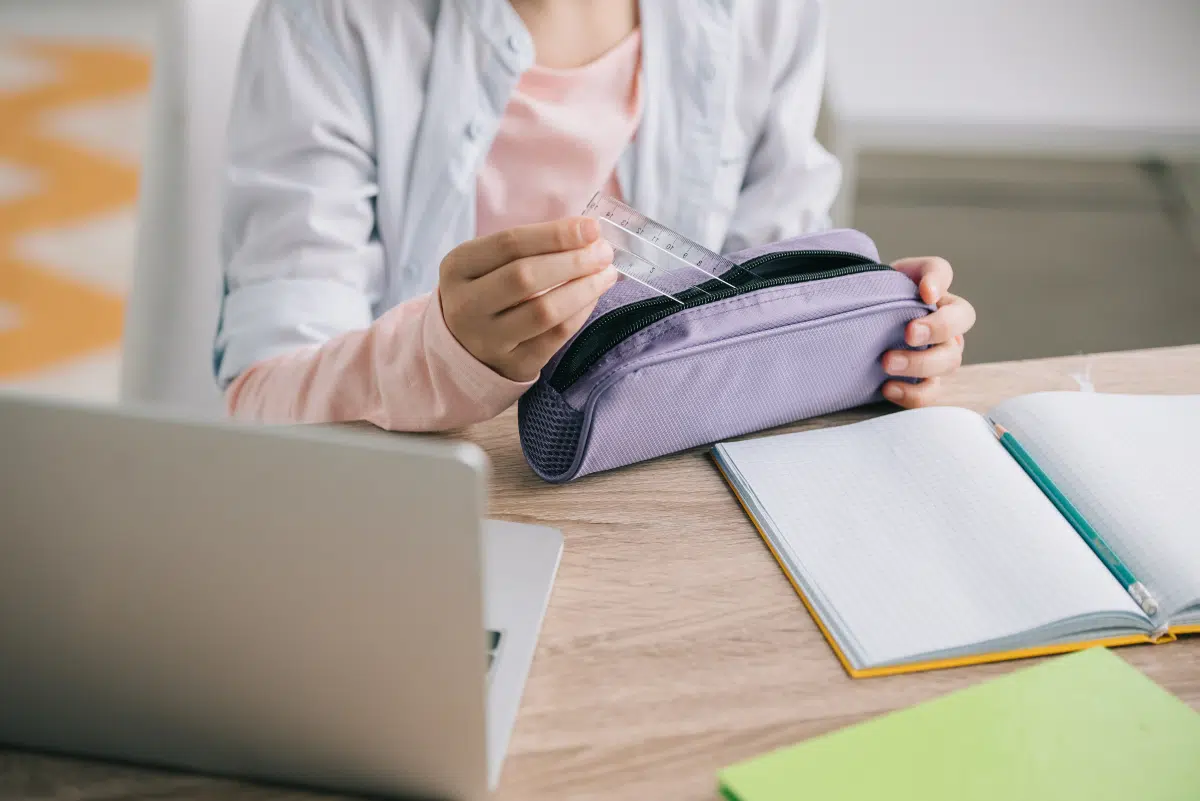 Maximisez l’organisation de votre enfant en classe : une trousse avec deux compartiments