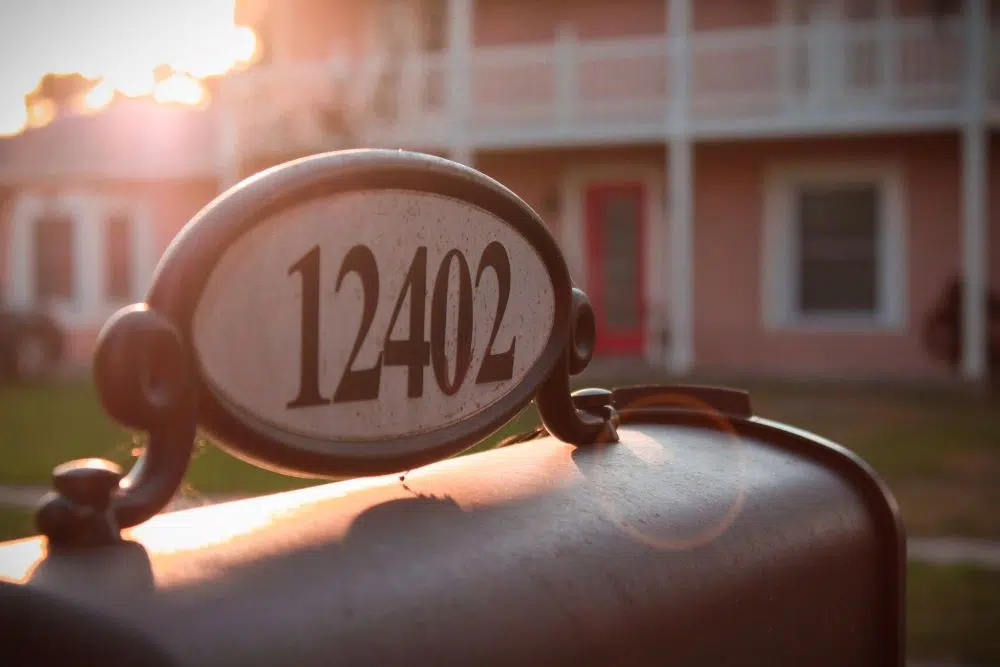 Comment trouver le nom d&rsquo;une personne avec son adresse postale ?